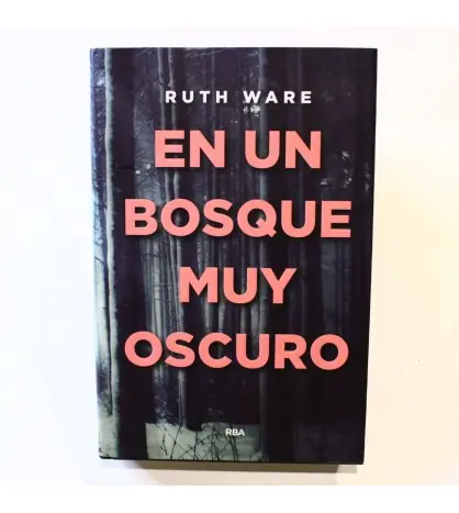 En un bosque muy oscuro Última Versión